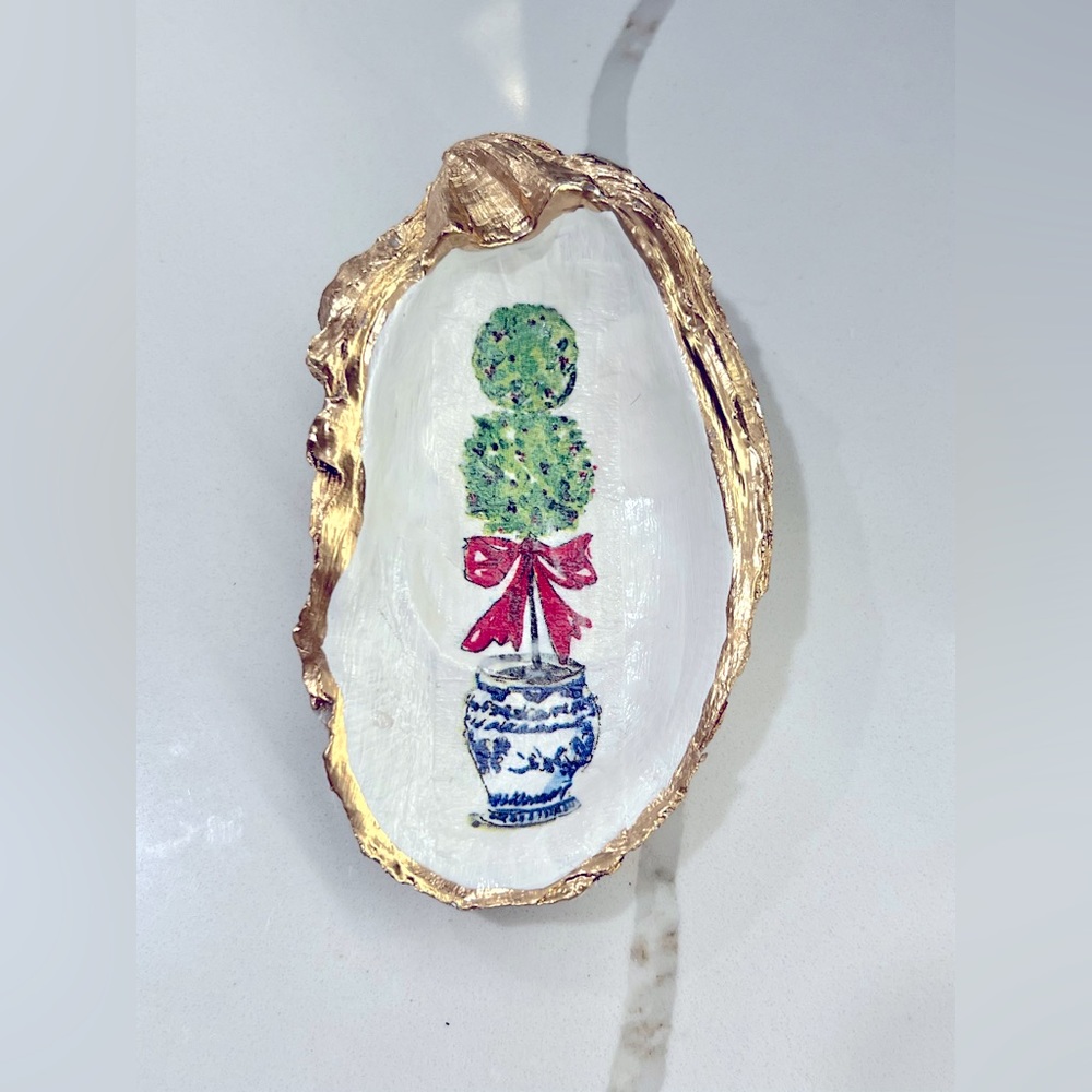 One Christmas decorative oyster shell